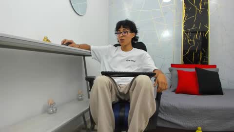 Snapshot of zoro_v chatting on November 11, 2025, 7:58 pm online show from November 11, 2025, 7:58 pm