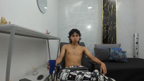 Snapshot of zoro_v chatting on November 13, 2025, 7:35 pm online show from November 13, 2025, 7:35 pm