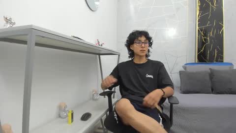 Snapshot of zoro_v chatting on November 16, 2025, 7:41 pm online show from November 16, 2025, 7:41 pm