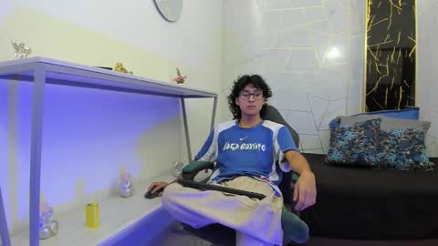 Snapshot of zoro_v chatting on November 19, 2025, 7:25 pm online show from November 19, 2025, 7:25 pm