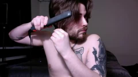 zorvello_83 online show from April 14, 2026, 7:31 pm