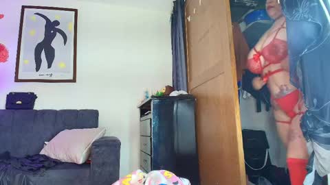 zully_green online show from April 15, 2026, 4:19 am