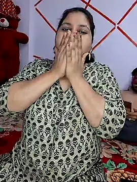 MOM-SUN-COUPLE online show from January 24, 2025, 4:39 pm