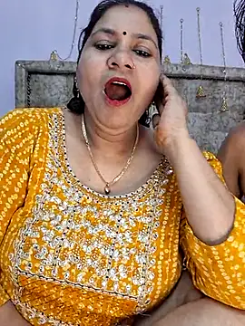 MOM-SUN-COUPLE online show from March 16, 2025, 5:07 pm