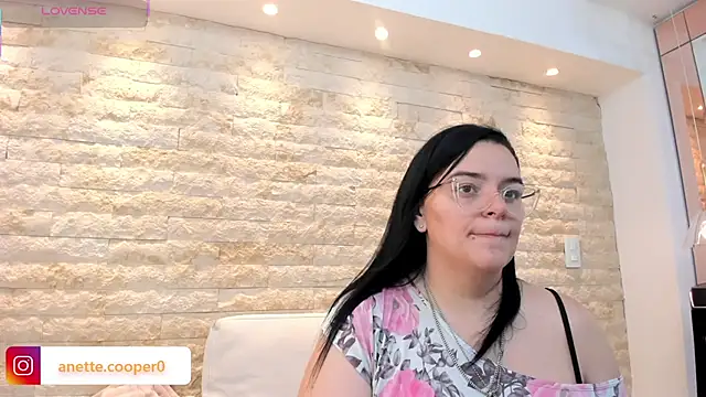 anette cooper online show from December 15, 2025, 3:22 am