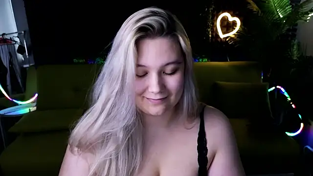 Snapshot of DjennaPalme chatting on December 18, 2024, 5:04 am DjennaPalme online show from December 18, 2024, 5:04 am