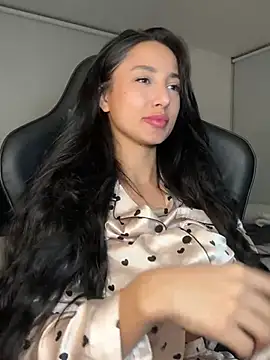 EvaMoet online show from December 6, 2024, 8:05 am