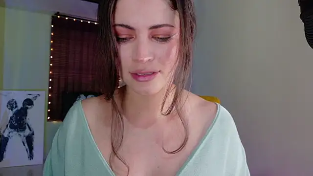 Emma  Blanco online show from October 6, 2025, 9:01 pm