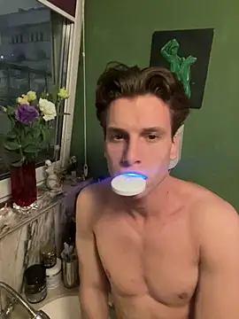 ETHAN MOORE online show from October 31, 2025, 3:35 pm