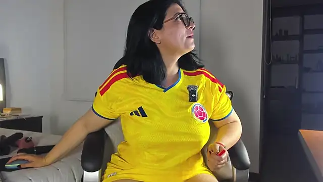 adriana71 online show from March 27, 2026, 1:11 am