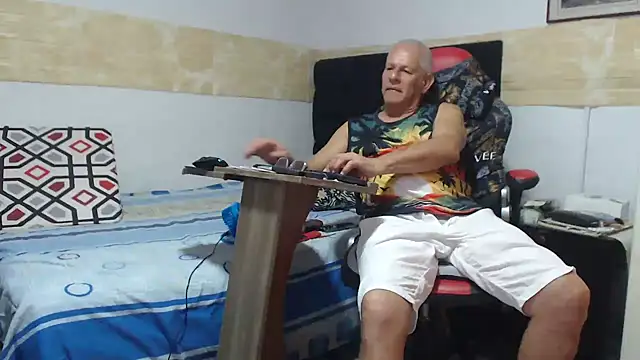 VALENTINO1983  online show from September 14, 2025, 6:23 am