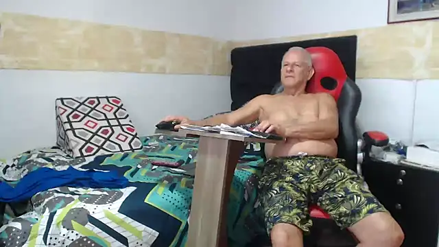 VALENTINO1983  online show from November 6, 2025, 5:36 pm