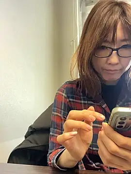 Snapshot of Love_me_Eri_ chatting on December 22, 2025, 12:40 am Love me Eri online show from December 22, 2025, 12:40 am