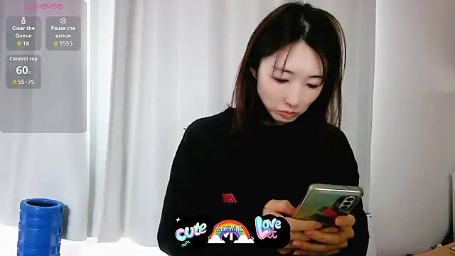 Snapshot of Love_me_Eri_ chatting on January 10, 2026, 12:23 am Love me Eri online show from January 10, 2026, 12:23 am