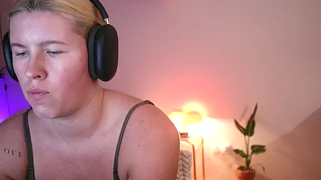 moonamii online show from December 4, 2024, 8:51 pm