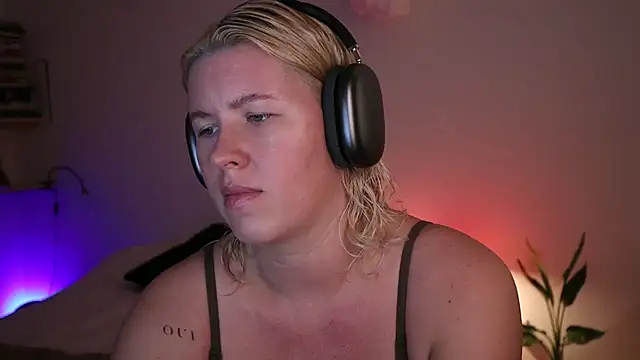 moonamii online show from January 10, 2025, 4:30 pm