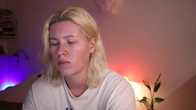 moonamii online show from January 16, 2025, 5:44 pm