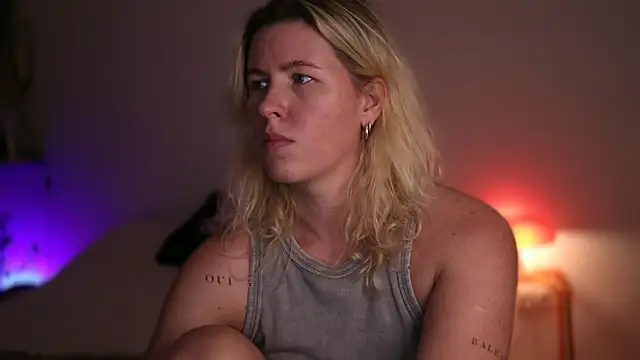 moonamii online show from September 17, 2025, 4:41 pm