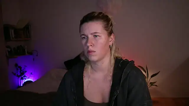 moonamii online show from September 25, 2025, 5:49 pm