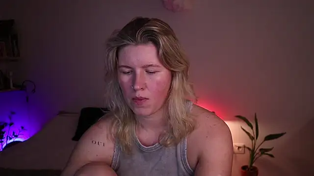 moonamii online show from October 20, 2025, 4:29 pm