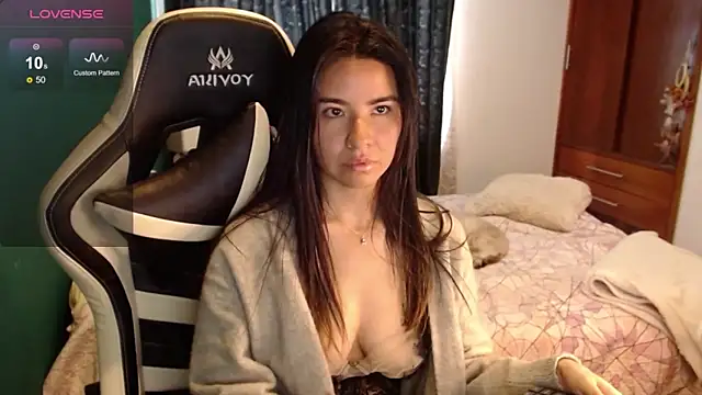 Snapshot of alice_middlee chatting on June 3, 2026, 6:24 pm alice middlee online show from June 3, 2026, 6:24 pm