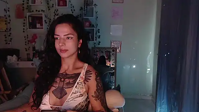 Snapshot of BeellyDance chatting on April 23, 2026, 12:04 pm BeellyDance online show from April 23, 2026, 12:04 pm