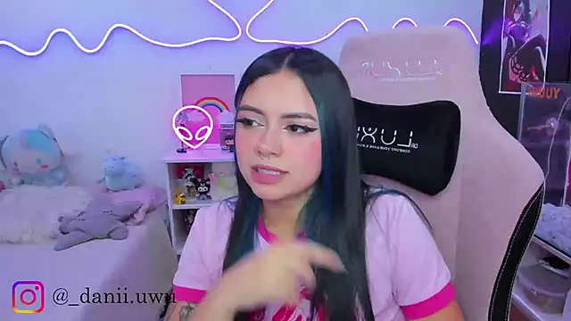 Snapshot of CuteDani_ chatting on November 10, 2025, 12:31 am CuteDani online show from November 10, 2025, 12:31 am