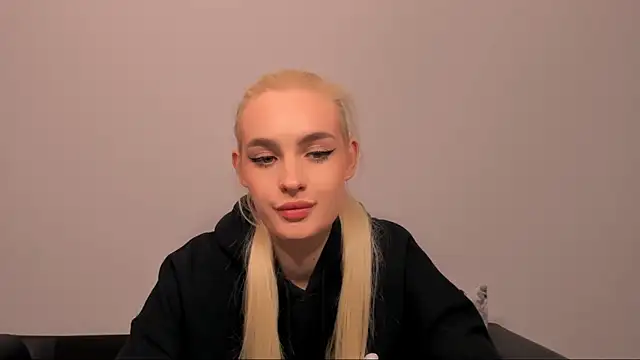 Snapshot of OliviaKisss chatting on March 25, 2026, 8:15 pm OliviaKisss online show from March 25, 2026, 8:15 pm