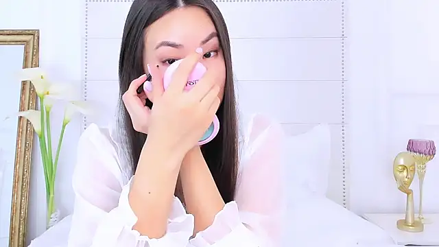 NaomiYuu online show from February 7, 2025, 6:03 am