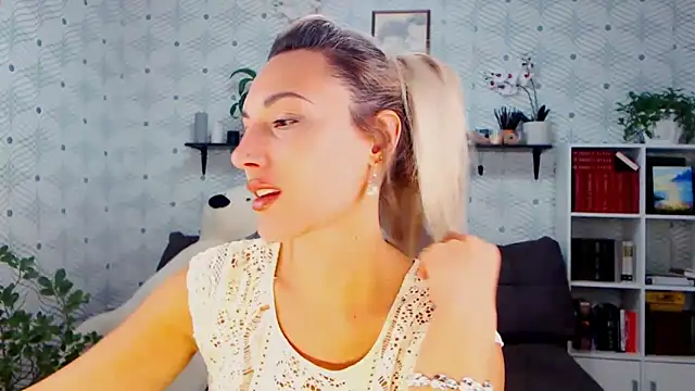 MillaXQueen online show from October 15, 2025, 2:06 pm