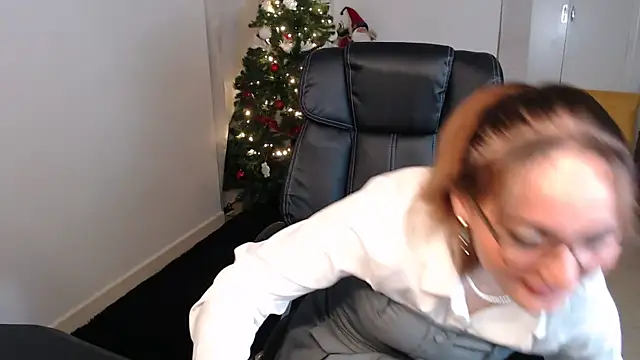 Snapshot of Crystal-dreamt chatting on November 14, 2025, 9:19 am Crystal-dreamt online show from November 14, 2025, 9:19 am