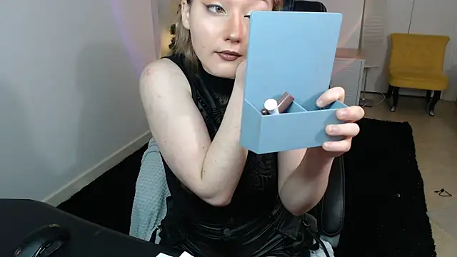 Crystal-dreamt online show from December 3, 2025, 10:02 am