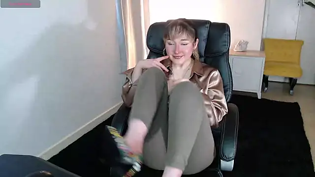 Crystal-dreamt online show from March 17, 2026, 3:26 pm