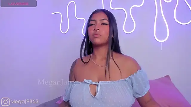 meganjames1 online show from February 20, 2025, 12:15 pm