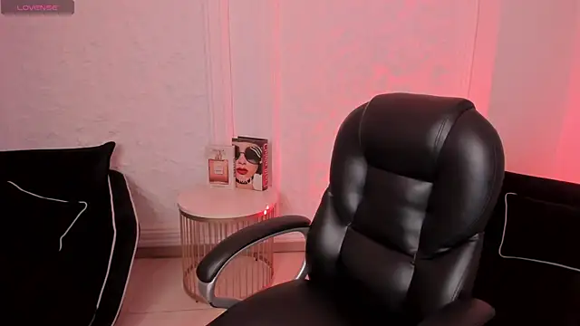 MileyCruz  online show from April 3, 2026, 7:45 pm