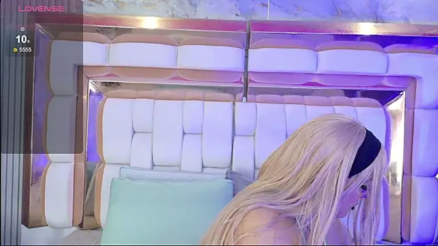 valkiria moore online show from March 4, 2026, 8:04 pm