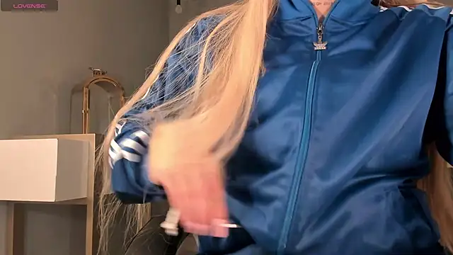 SophiePalmer online show from December 17, 2025, 11:16 am