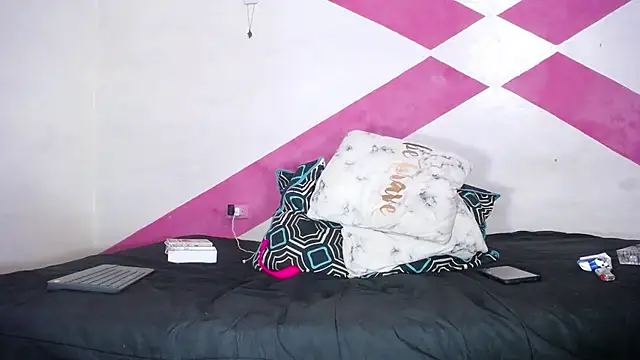 MIA luxce29 online show from January 28, 2025, 3:47 am