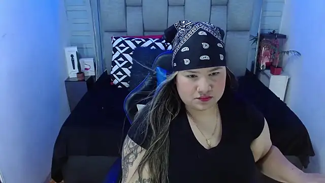 evelin zaens online show from November 11, 2025, 4:12 am