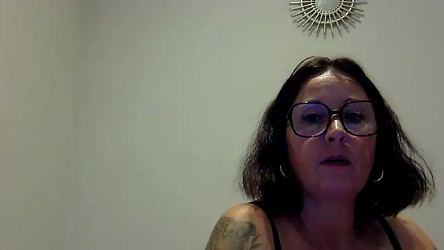 Snapshot of feline27 chatting on November 5, 2025, 8:20 pm feline27 online show from November 5, 2025, 8:20 pm