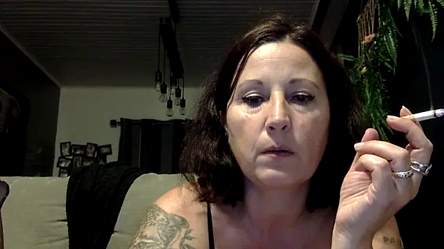 Snapshot of feline27 chatting on November 12, 2025, 10:41 pm feline27 online show from November 12, 2025, 10:41 pm