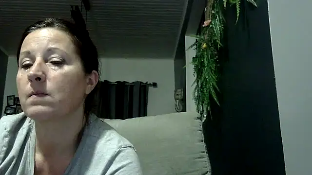 Snapshot of feline27 chatting on November 27, 2025, 10:01 pm feline27 online show from November 27, 2025, 10:01 pm