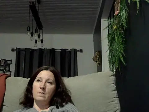 Snapshot of feline27 chatting on November 28, 2025, 10:12 pm feline27 online show from November 28, 2025, 10:12 pm