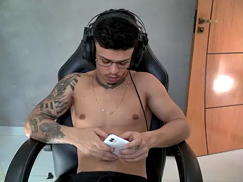 Gust027 online show from April 15, 2026, 4:36 pm