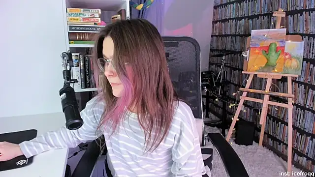 Snapshot of icefroqq chatting on February 24, 2025, 9:31 pm icefroqq online show from February 24, 2025, 9:31 pm