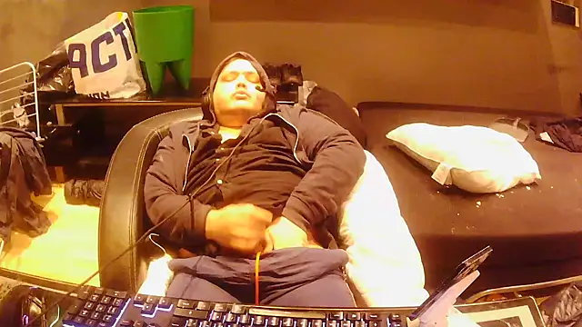 Bebemickey75 online show from November 23, 2025, 4:40 pm