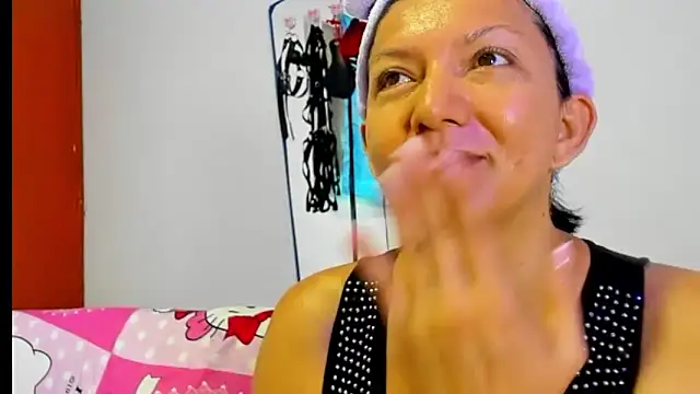 Snapshot of Angelblue_ chatting on February 19, 2026, 2:57 pm Angelblue online show from February 19, 2026, 2:57 pm