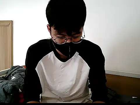 Snapshot of Gwencloudy chatting on October 18, 2025, 8:37 am Gwencloudy online show from October 18, 2025, 8:37 am