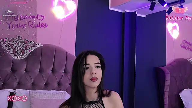 LaraKent online show from April 15, 2026, 7:32 pm