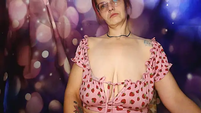 Snapshot of Carlysmiles chatting on November 12, 2025, 11:10 am Carlysmiles online show from November 12, 2025, 11:10 am